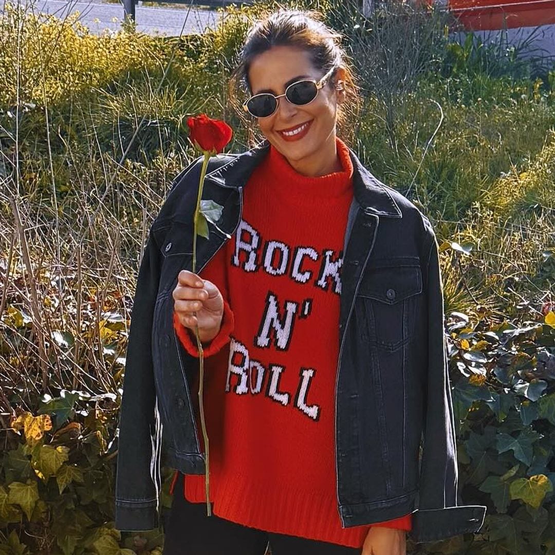 Rojo y de rebajas: el jersey de Nuria Roca más rockero perfecto para la primavera anticipada