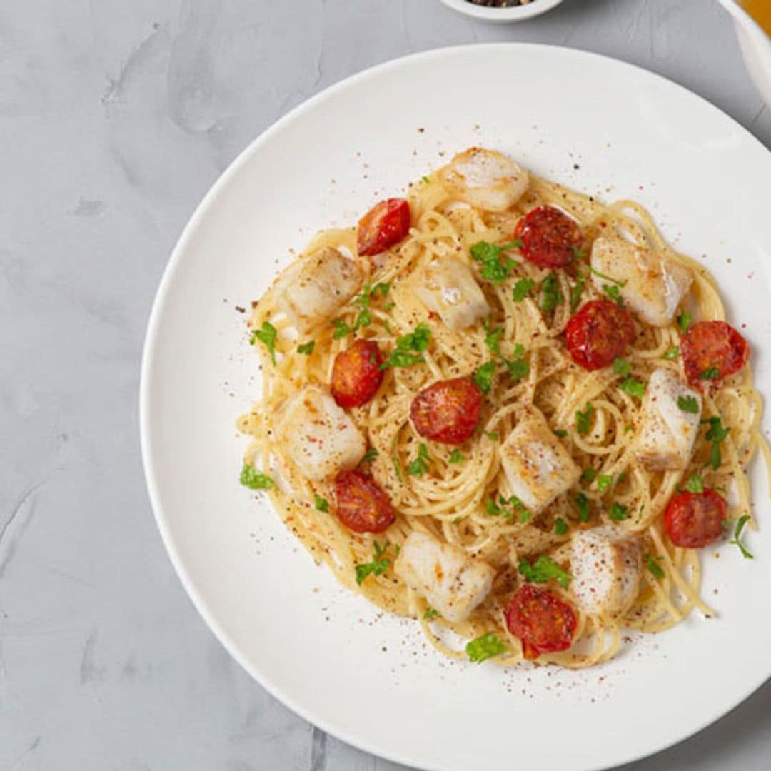 Espaguetis con bacalao y tomates cherry