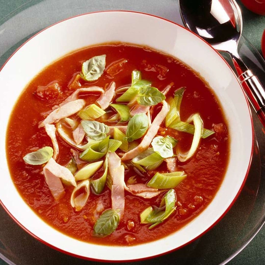 Sopa de tomate con puerro y jamón cocido