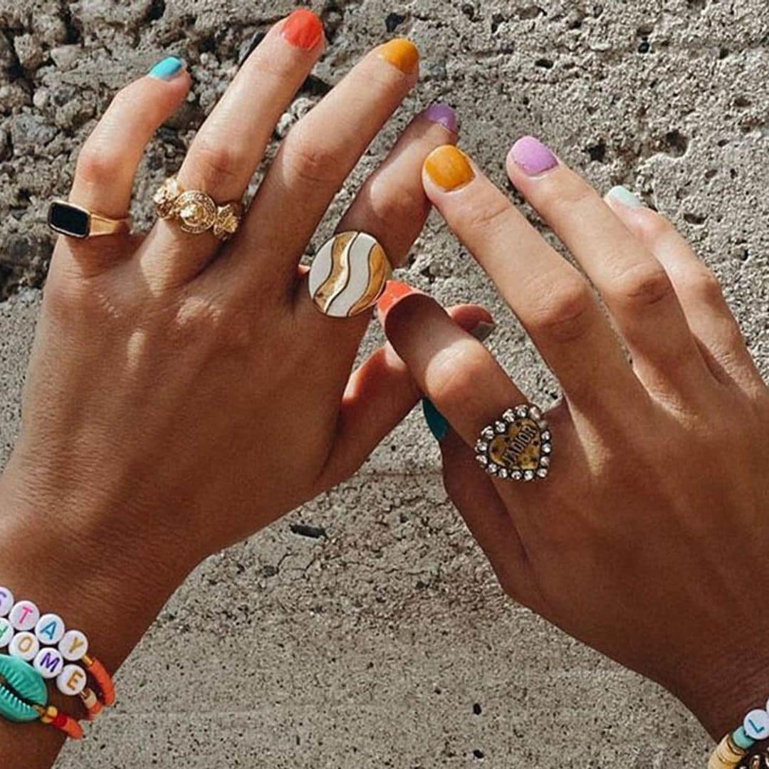 11 accesorios coloridos que van a subir el ánimo de tus looks caseros