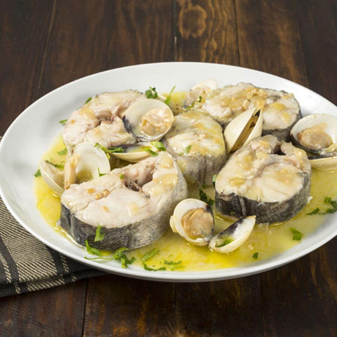 Merluza al horno con refrito de almejas