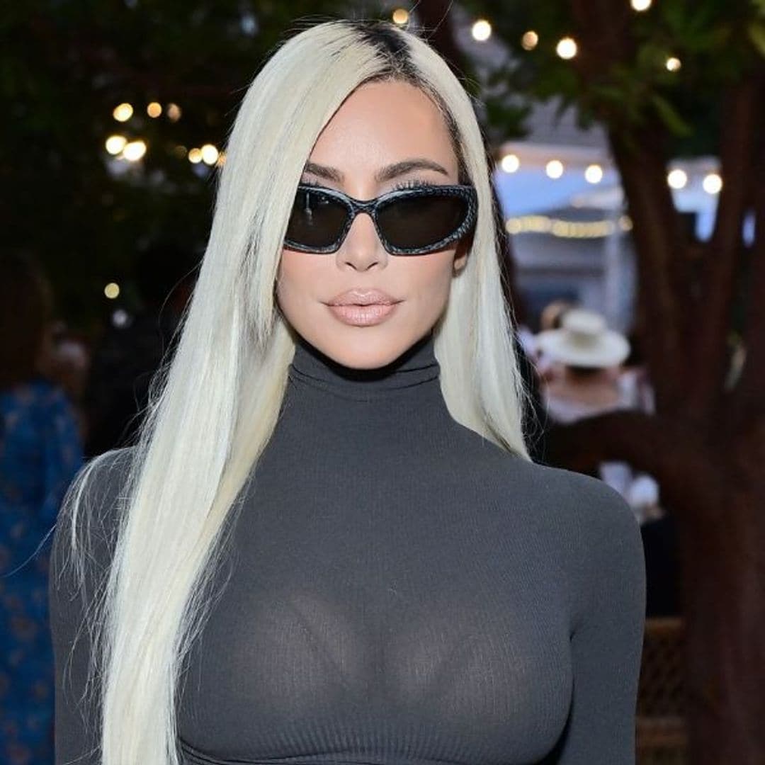 El flequillo a un lado de Kim Kardashian y otros peinados del 2000 que vuelven para quedarse