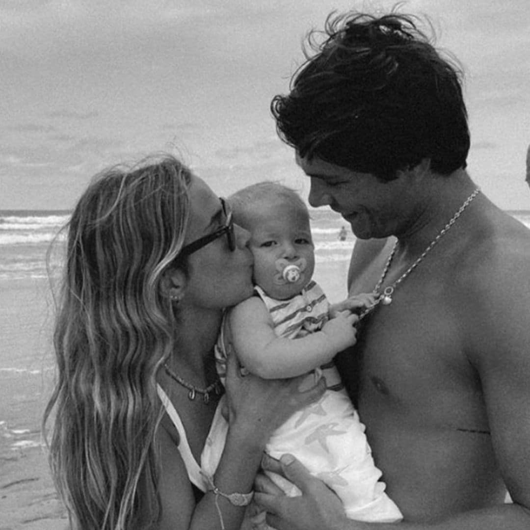 El primer día playero del hijo de María Pombo entre baños y siestas en la arena