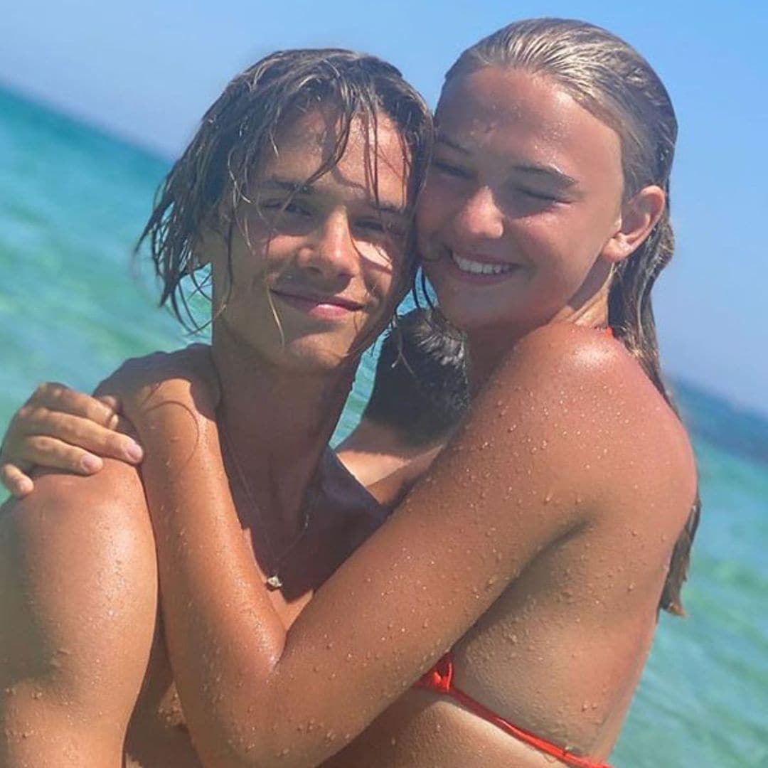 Romeo Beckham comparte sus fotos más románticas con Mia Regan