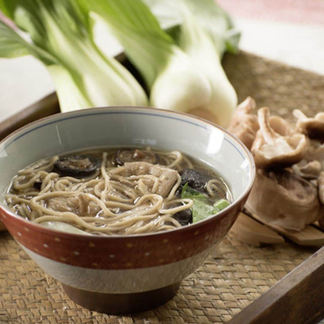 Sopa de setas 'shiitake', 'pak choi' y fideos