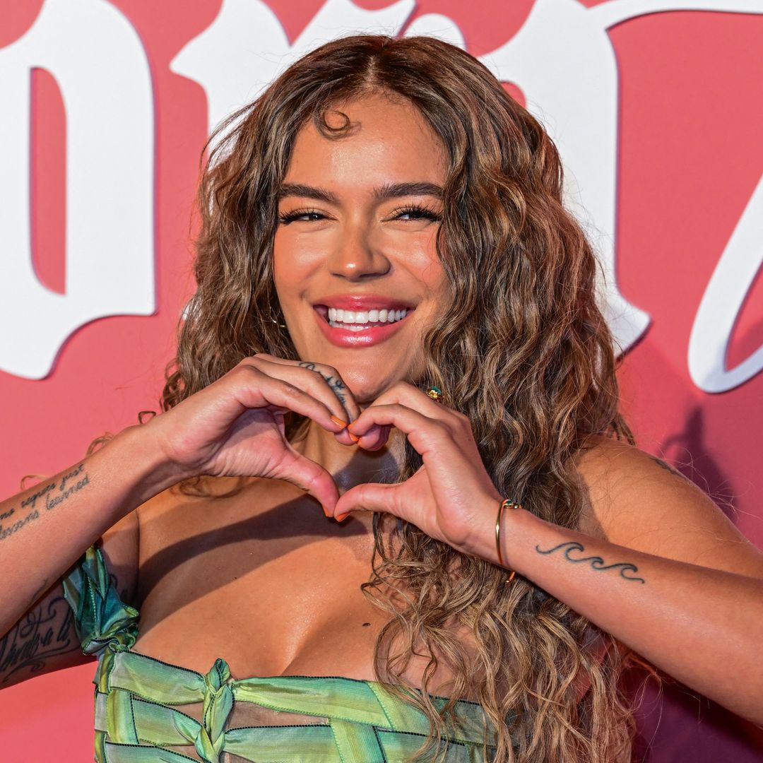 Karol G sorprende con cambio de ‘look’ y un original vestido 'vintage'