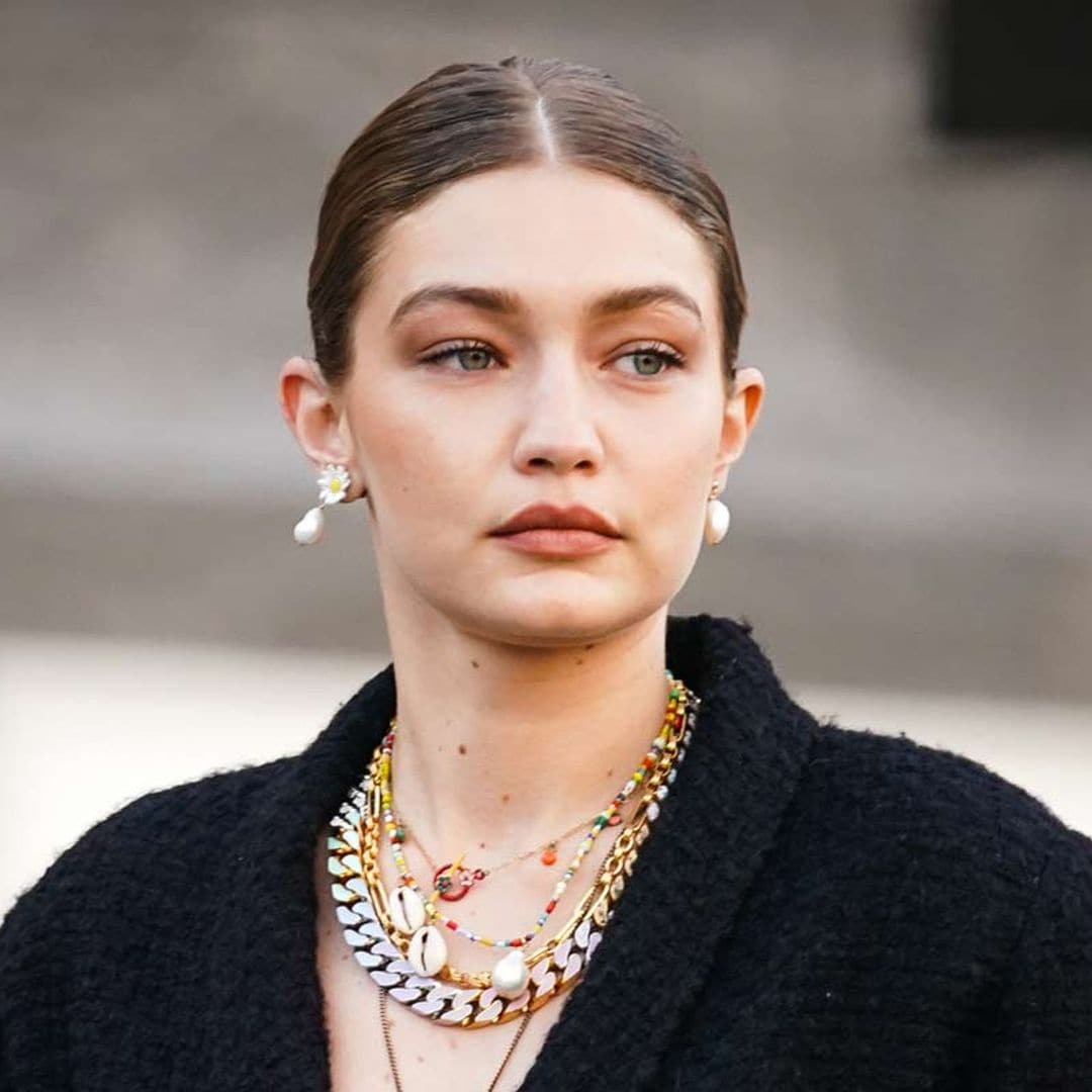 El maxi collar de perlas de Gigi Hadid escondía un secreto: Naomi Campbell lo llevó ¡hace 20 años!