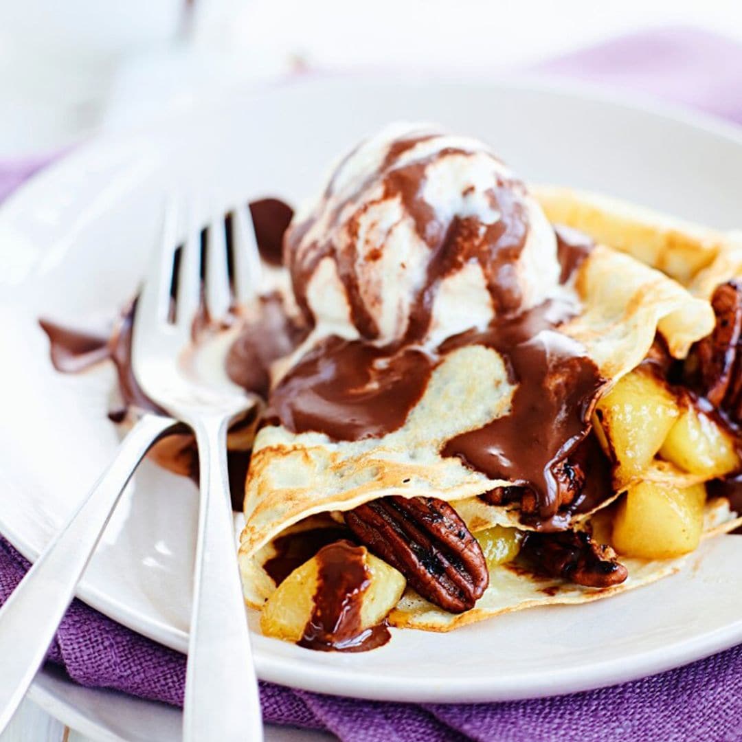 Crepes de pera, chocolate y nueces pecanas