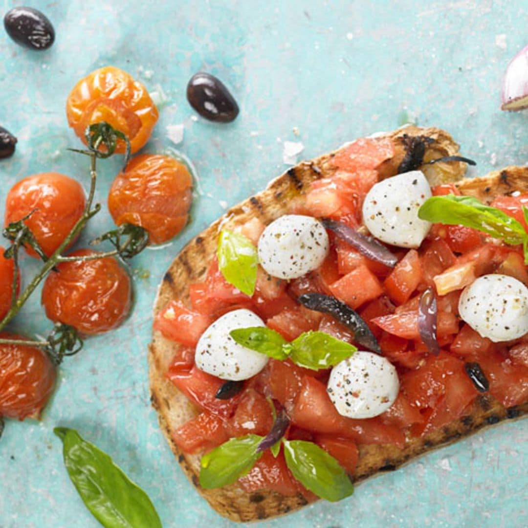 'Bruschetta' clásica de tomate y 'mozzarella'