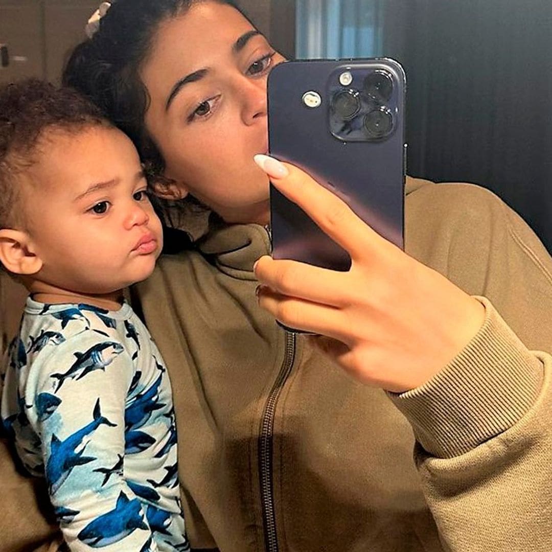 Kylie Jenner muestra por primera vez el rostro de su hijo con Travis Scott y revela su nuevo nombre