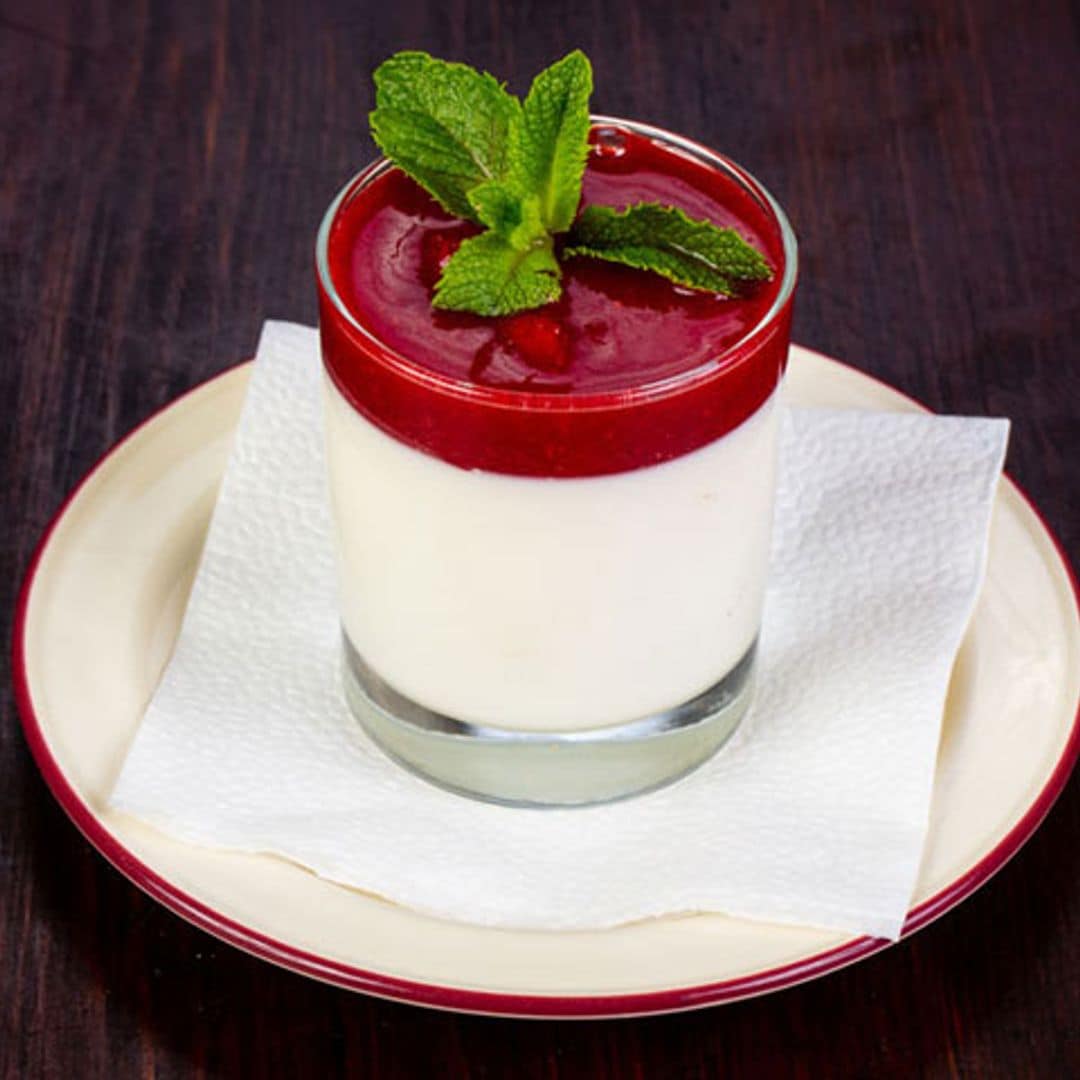 'Panna cotta' de vainilla con 'coulis' de frambuesas