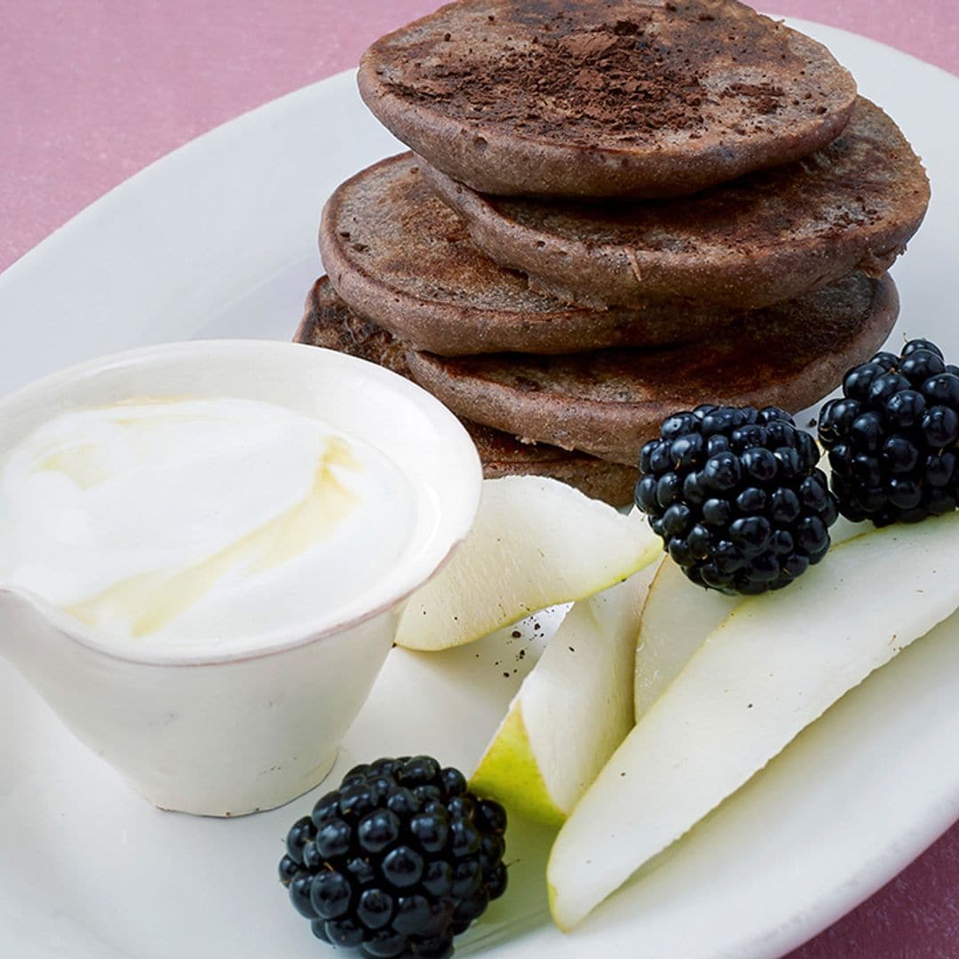 Blinis de chocolate con yogur griego