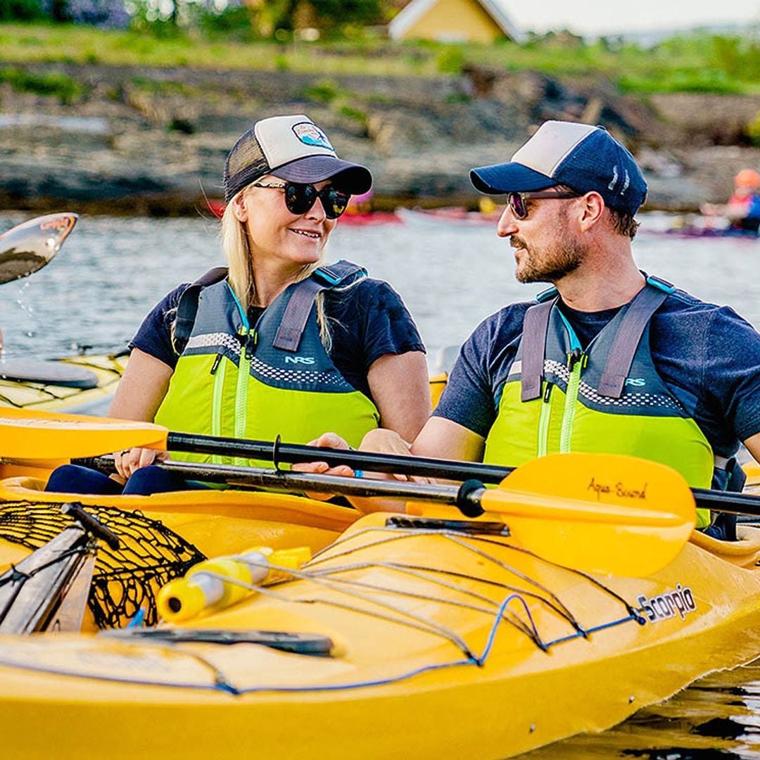 Chaleco, remo y kayak: a Haakon y Mette-Marit de Noruega nos les falta detalle en su última aventura