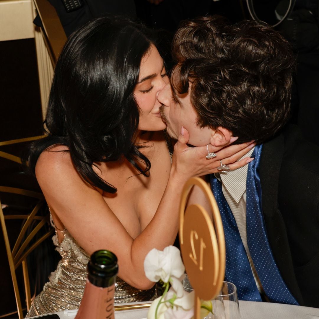 El apasionado beso de Kylie Jenner a Timothée Chalamet tras no conseguir el galardón