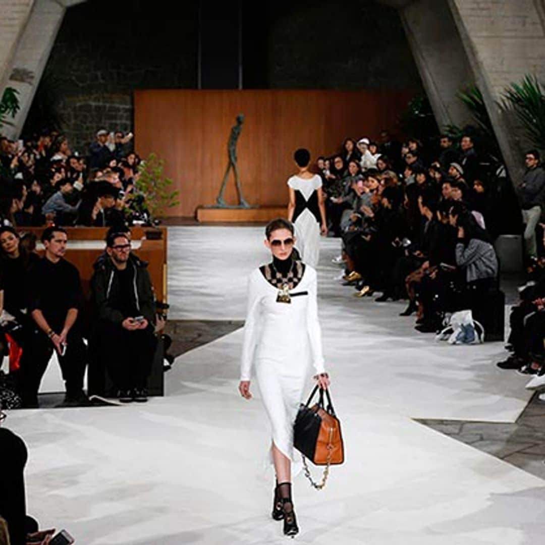 Loewe y su inspiración escultórica conquistan la París 'Fashion Week'