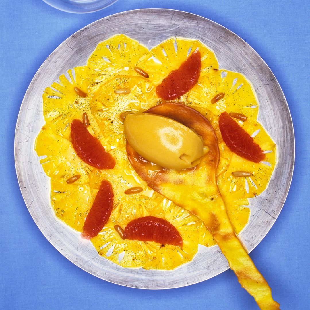 'Carpaccio' de piña con piñones y sorbete