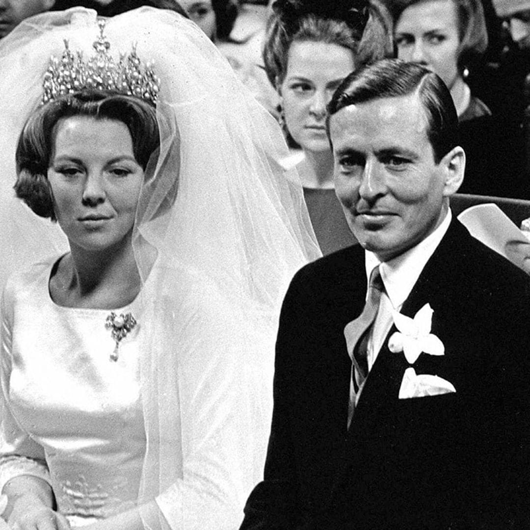 Recordamos la boda de Beatriz de Países Bajos, la reina que diseñó su propio vestido de novia en 1966