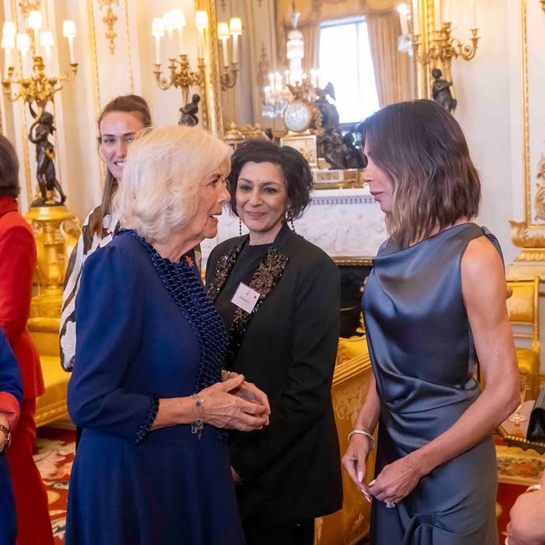 El estiloso encuentro de Victoria Beckham y la reina Camilla en el Palacio de Buckingham