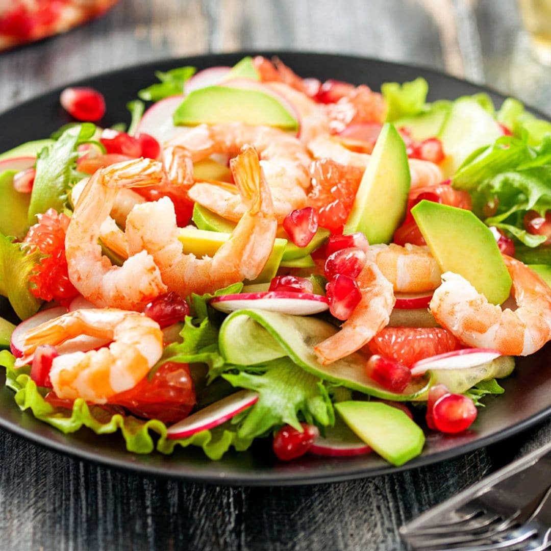 Ensalada de gambas, aguacate y granada