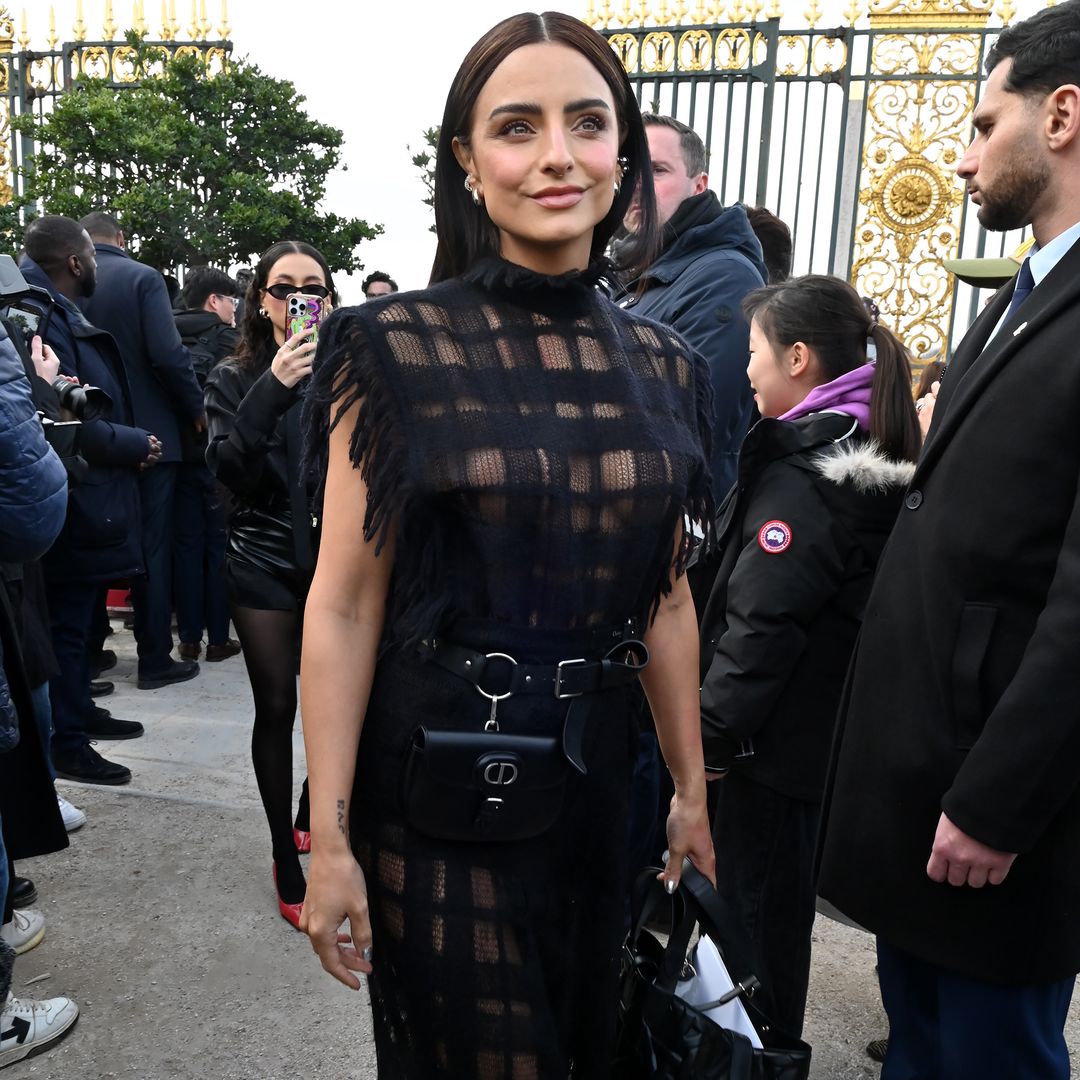 Aislinn Derbez sorprende en Paris Fashion Week en un 'look' con transparencias