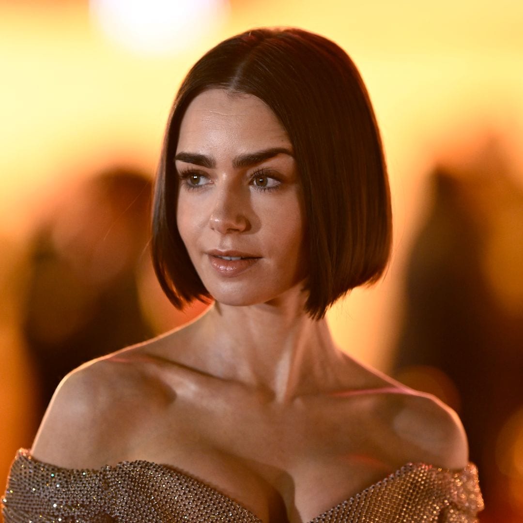 Lily Collins triunfa con el vestido efecto 'mojado' que adoran las superestrellas