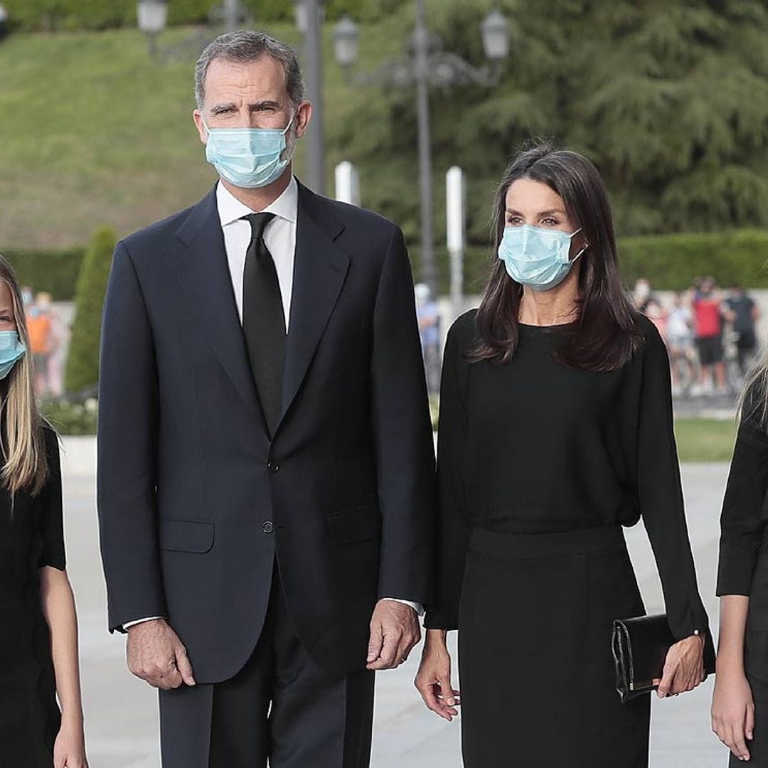 Los Reyes y sus hijas homenajean a las víctimas del coronavirus con un funeral en la Almudena