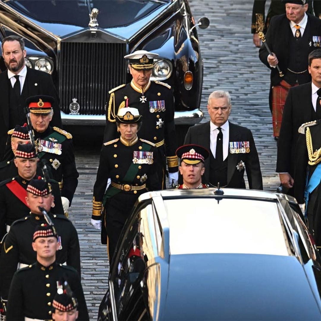 El rey Carlos, acompañado por sus hermanos, preside el solemne cortejo fúnebre de Isabel II hasta la Catedral de St Giles