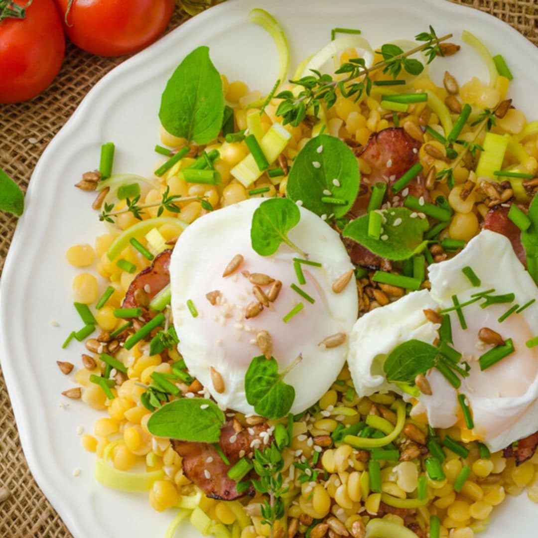 Ensalada de lentejas amarillas con beicon y huevo escalfado