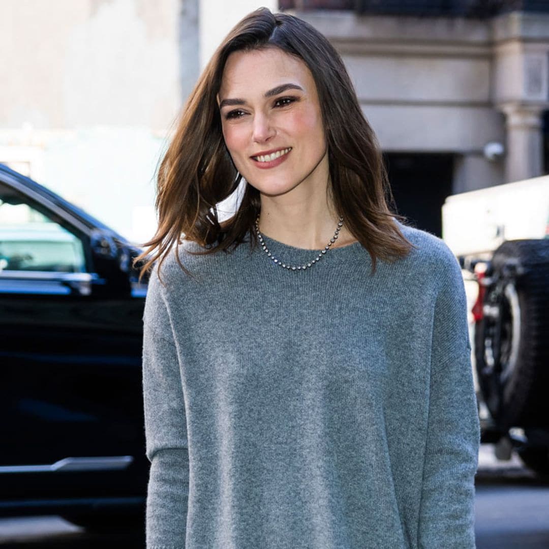 La astucia de Keira Knightley en su último look: combinar una falda de invitada con un básico