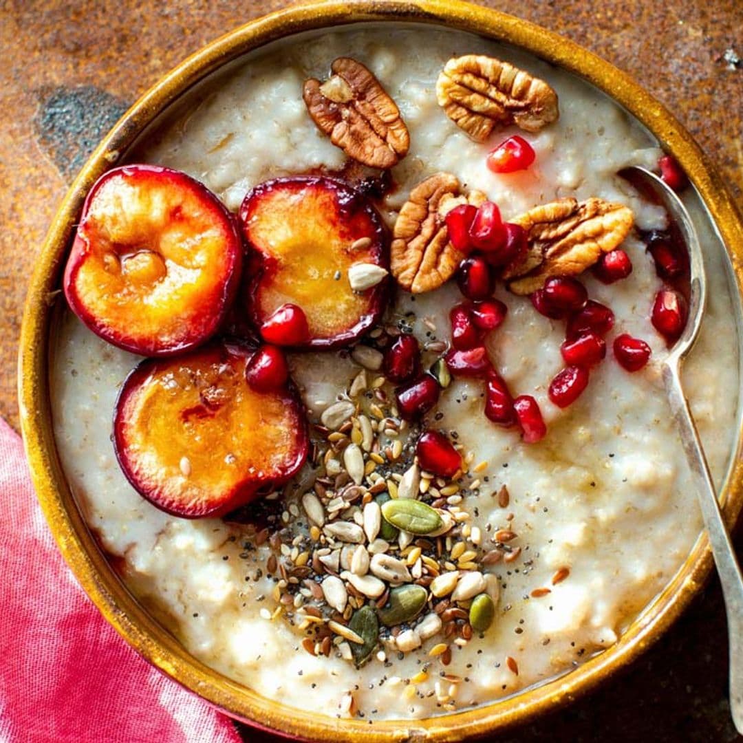 'Porridge' con ciruelas, nueces pecanas y granada