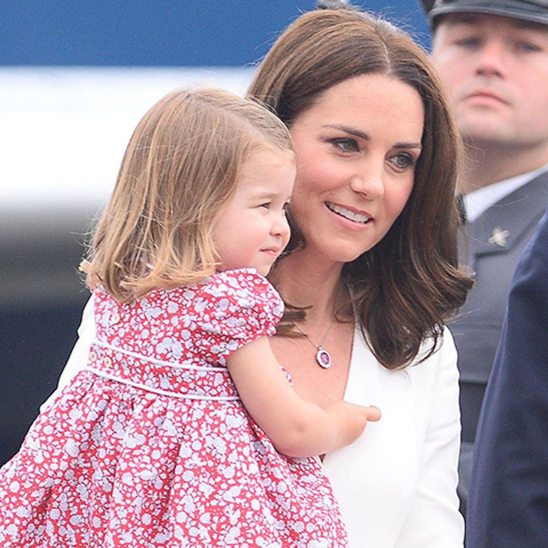 Los zapatos de la princesa Charlotte que Lady Di puso hace treinta años al príncipe Harry