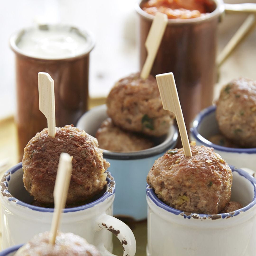 Pinchitos de albóndigas a las dos salsas