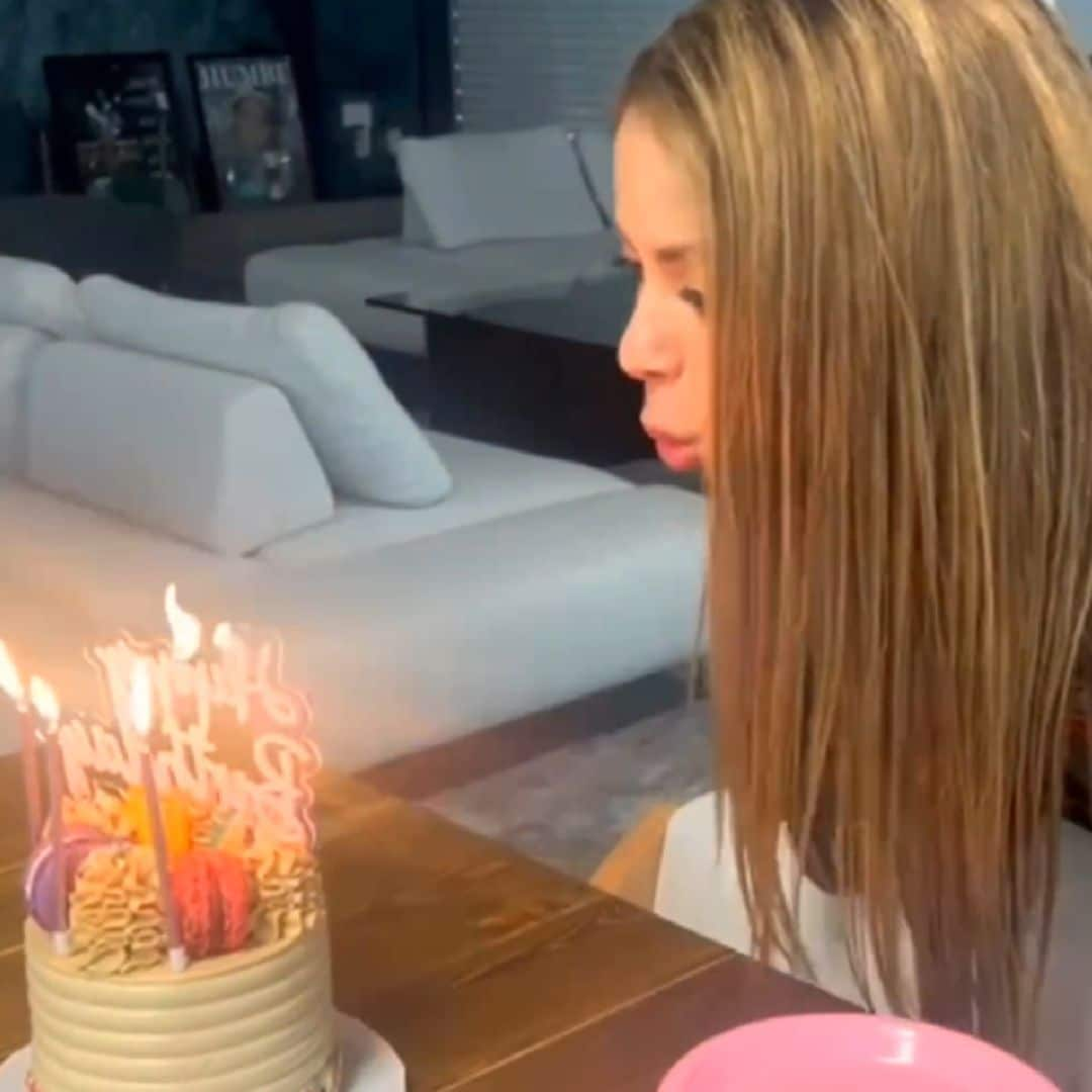 No te pierdas el divertido vídeo de Shakira soplando las velas por su 47 cumpleaños y bailando con sus 'lobas'