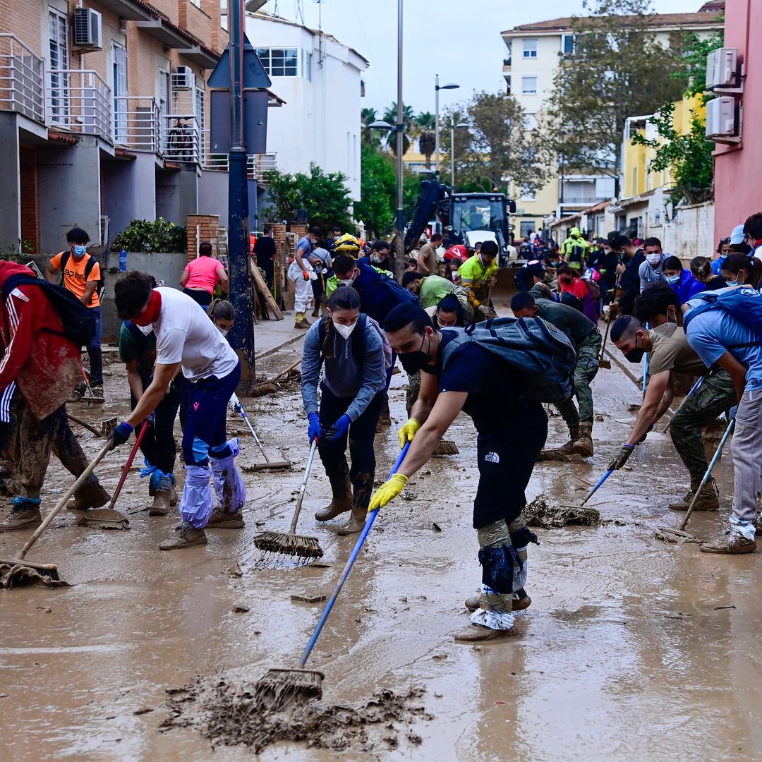 Las conmovedoras imágenes de solidaridad que nos dejan miles de voluntarios anónimos en Valencia