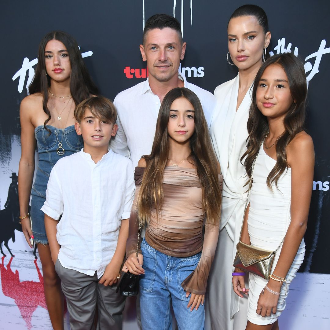 Adriana Lima con su marido Andre Lemmers y sus hijos en el estreno de "The Thicket" en Los Angeles el 4 de septiembre de 2024