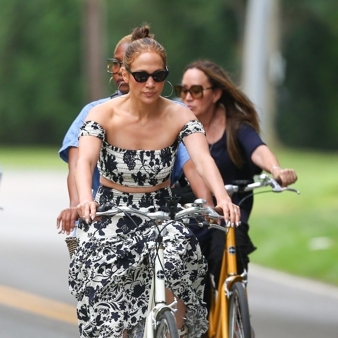 Jennifer Lopez cambia sus icónicas plataformas por las sandalias cómodas que mejor quedan con una falda larga