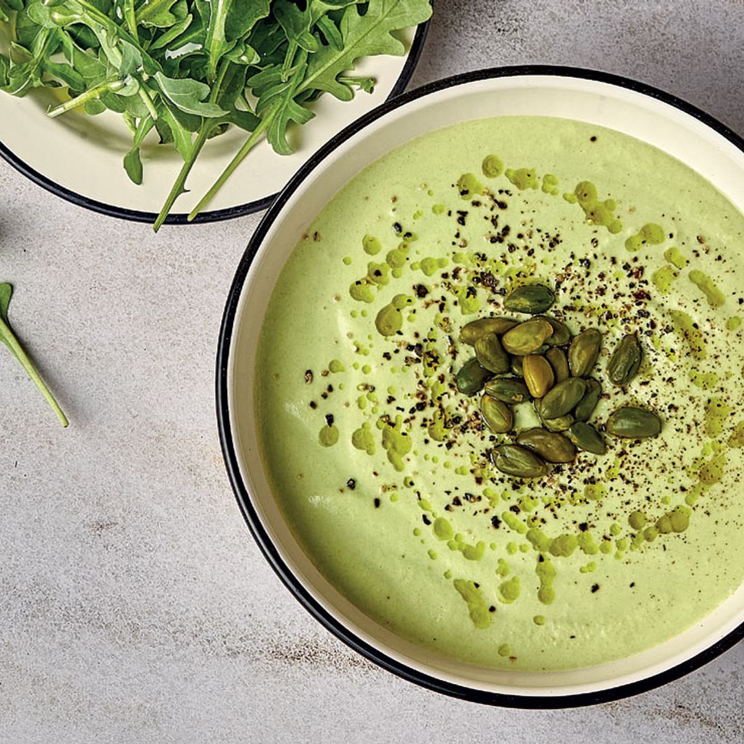 Crema de romanesco con pistacho y rúcula