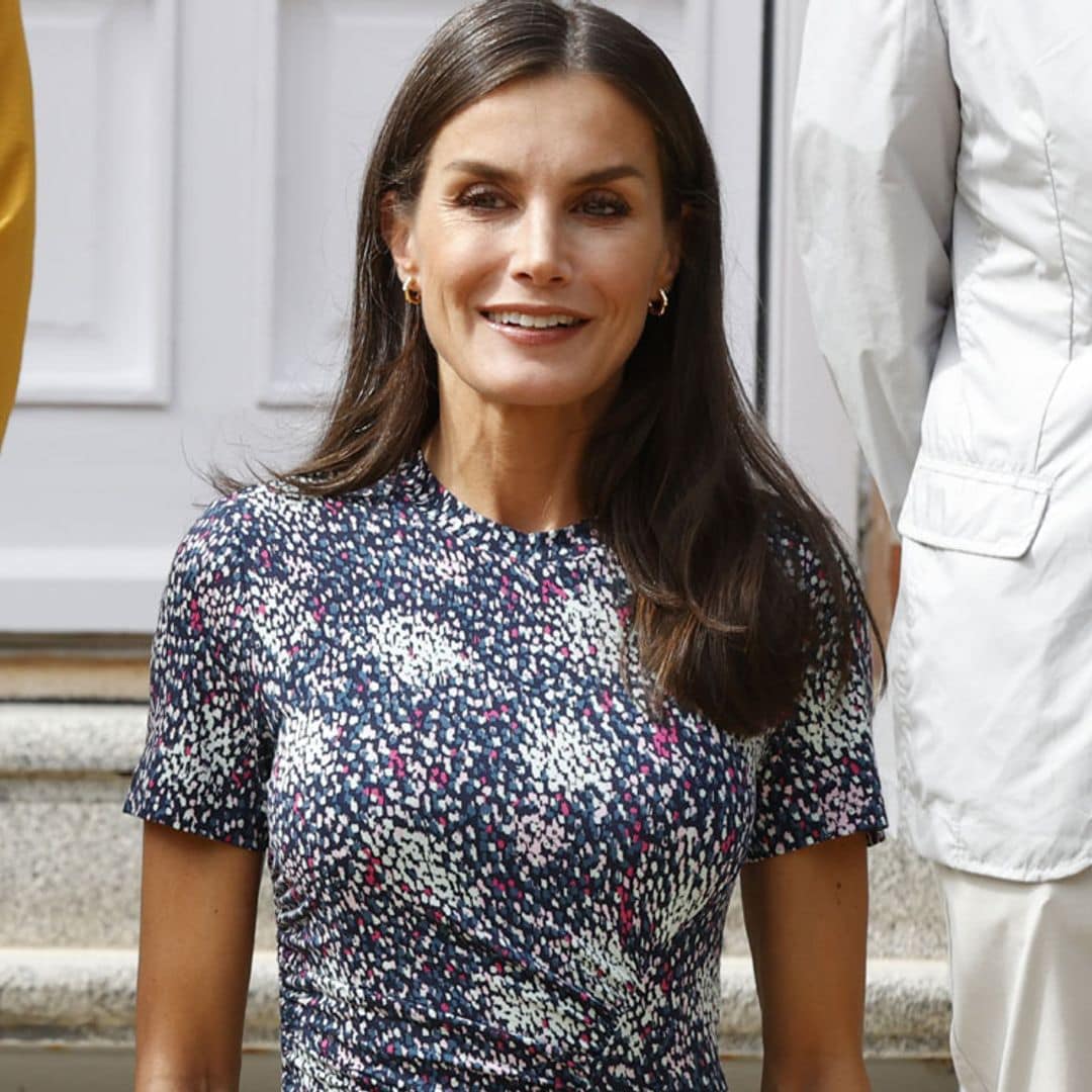 Doña Letizia recicla su original vestido confeti en su cita con la educación