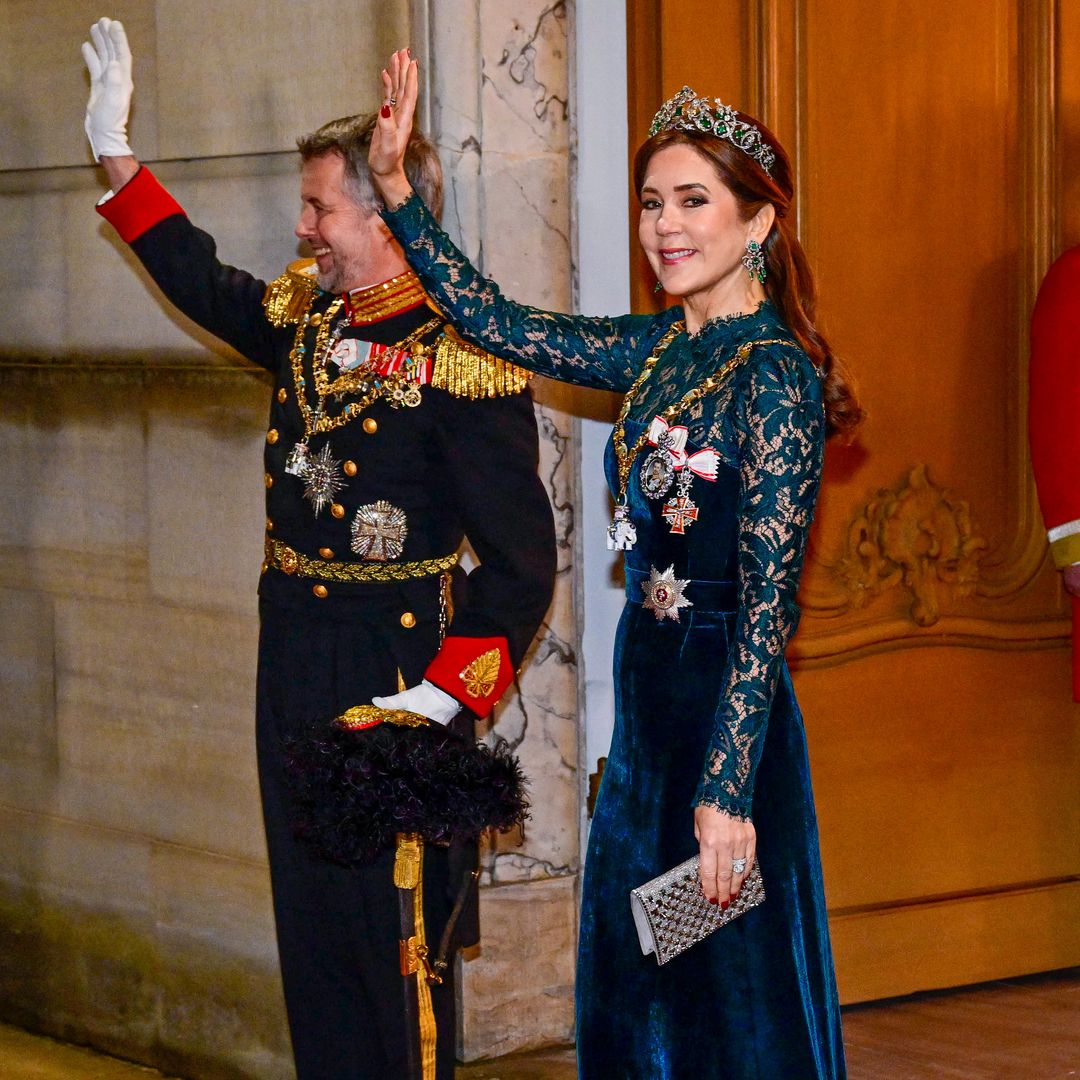 Mary de Dinamarca recupera un vestido de gala histórico junto a impresionantes joyas de esmeraldas