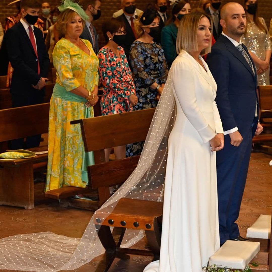 Con cuello ‘smoking’, capa de tul y diseñado por su mejor amiga: el vestido de novia de Salomé Gadea al detalle