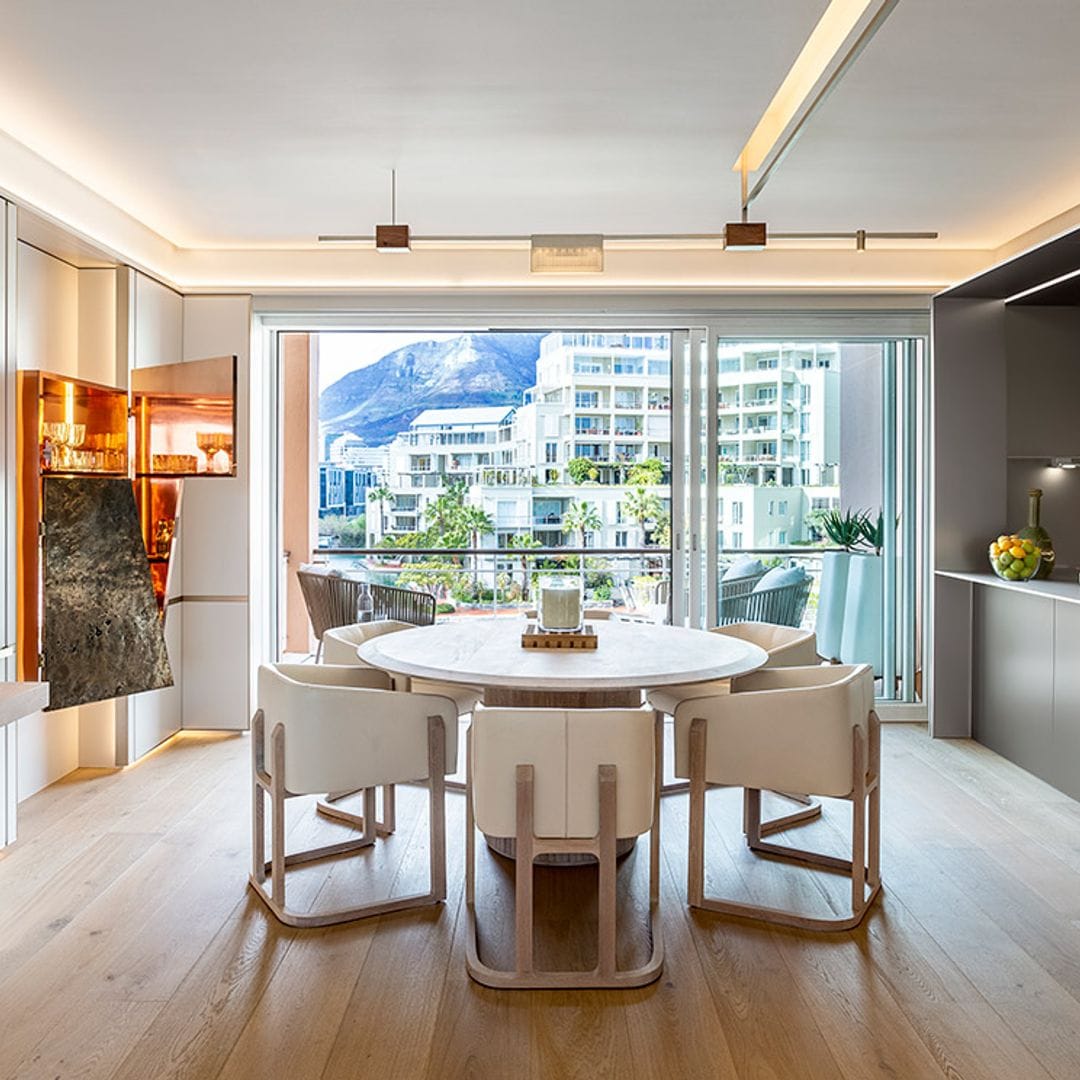 Un piso moderno con espléndidas soluciones a medida que apuesta por el minimalismo cálido