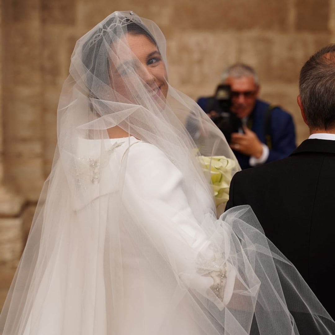 Los bordados, la tiara y todos los detalles del look de novia de Carolina Torío Ballester