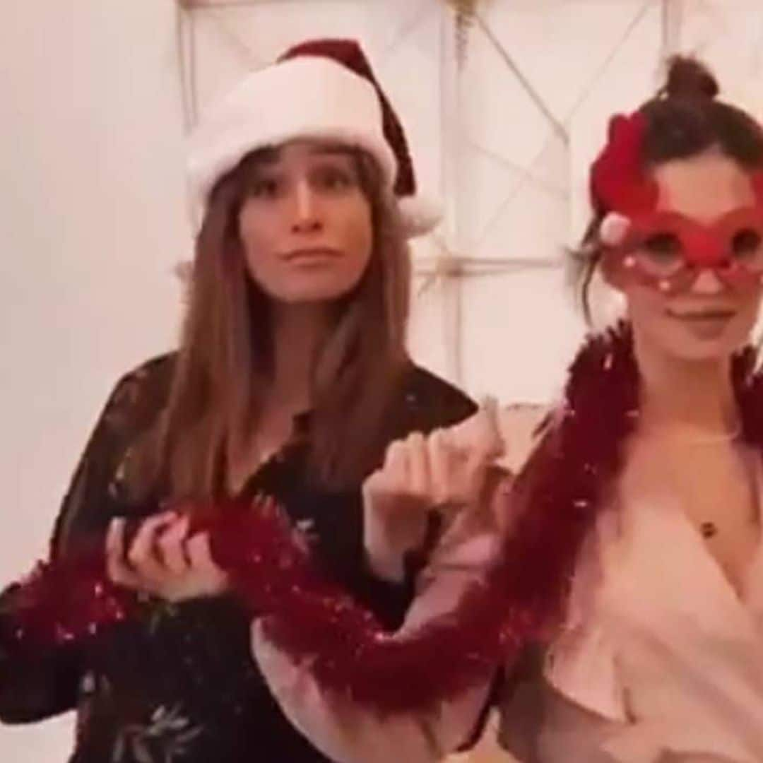 Bailando con disfraces navideños: Sara Carbonero e Isabel Jiménez, como nunca las habíamos visto