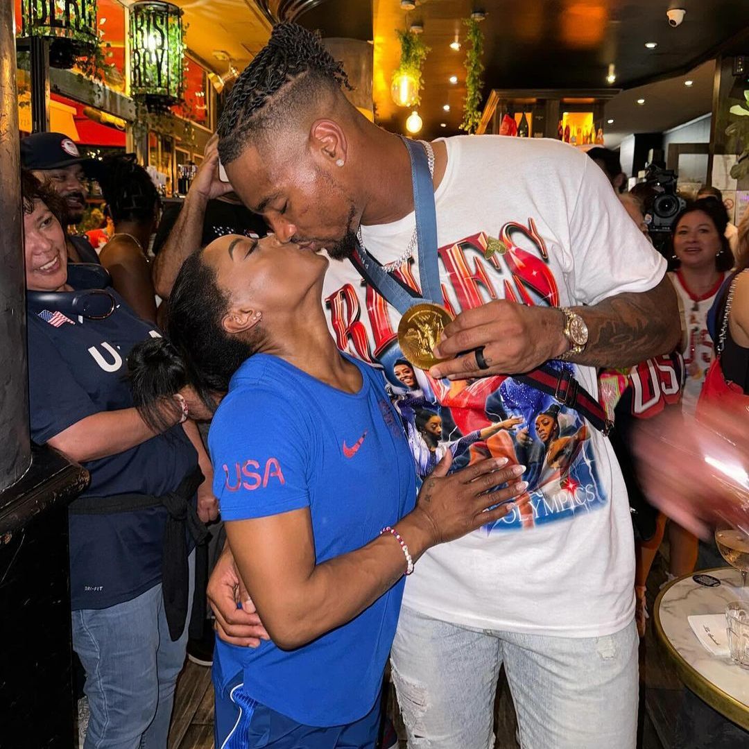 El beso de película de Simone Biles y su marido en la fiesta posterior a la victoria en París 2024