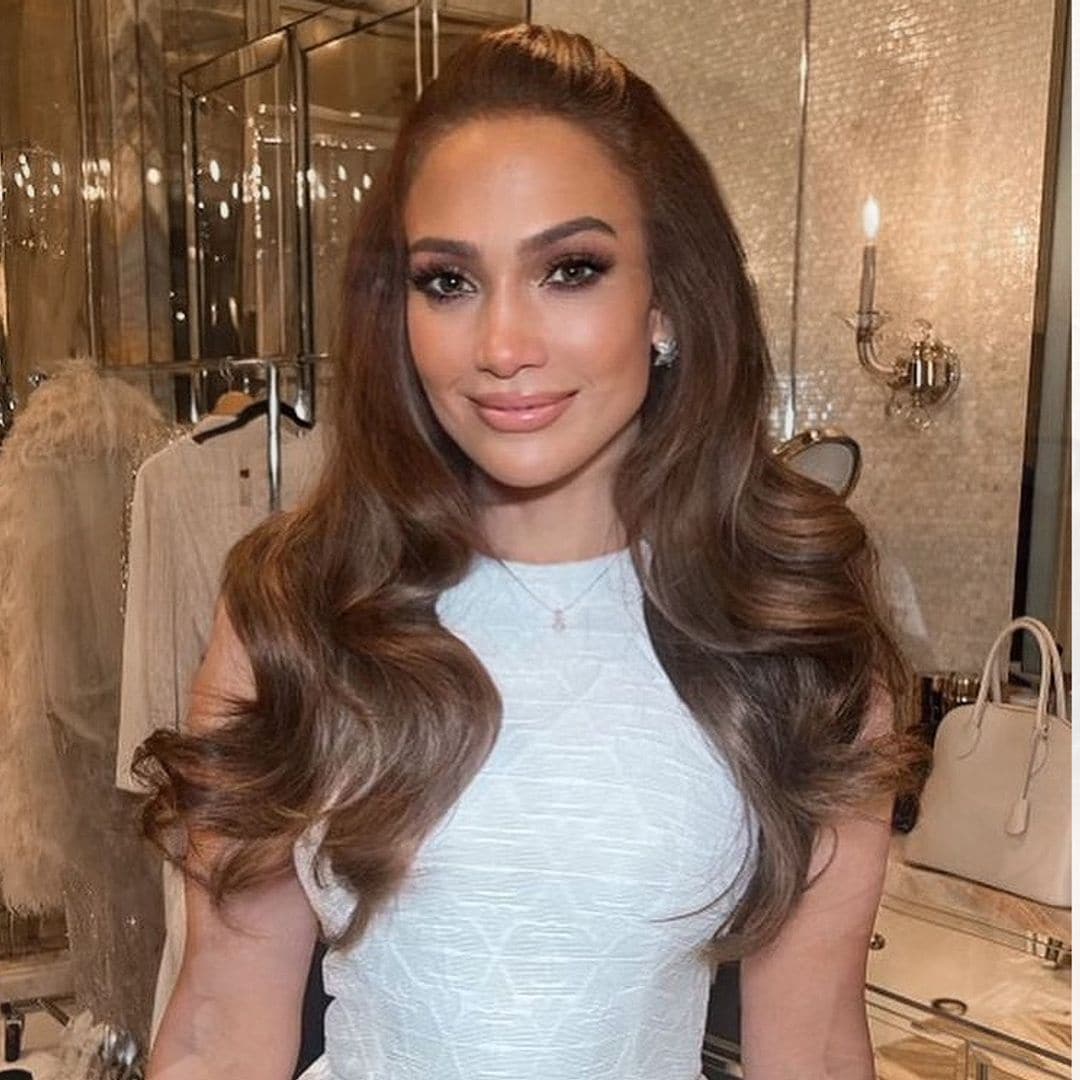 Recién levantada y sin maquillaje, Jennifer Lopez muestra orgullosa su nuevo anillo de casada