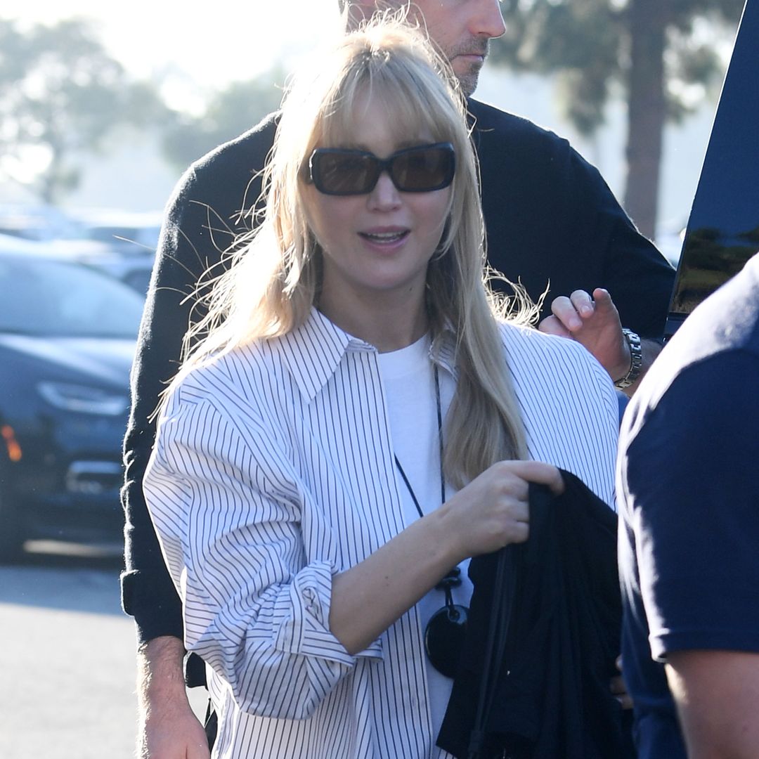 Jennifer Lawrence oculta su 'baby bump' con un 'look oversized' en partido de los Dodgers