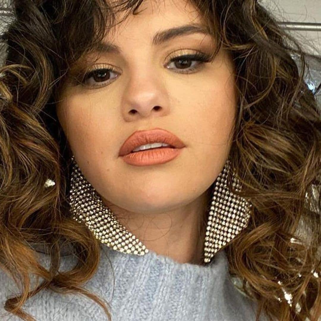 Selena Gomez tiene los earrings ochenteros ideales para elevar tus looks