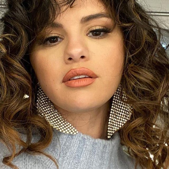 selena gomez apuesta por un revival muy elegante y llamativo