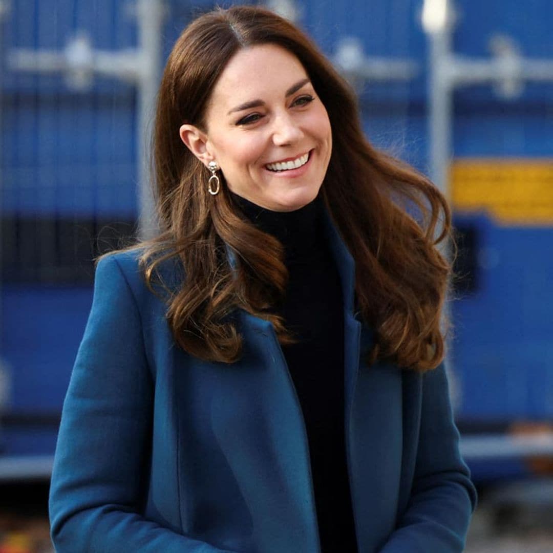 El look más 'Meghan' de Kate Middleton con pantalones campana y jersey de cuello cisne