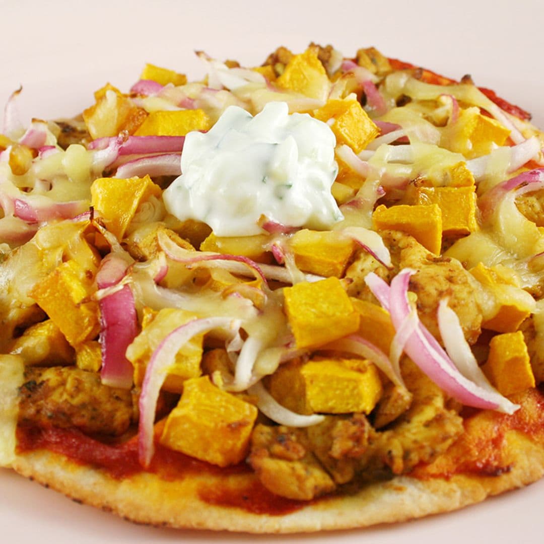 Pizza de calabaza con pollo tandoori y cebolla morada